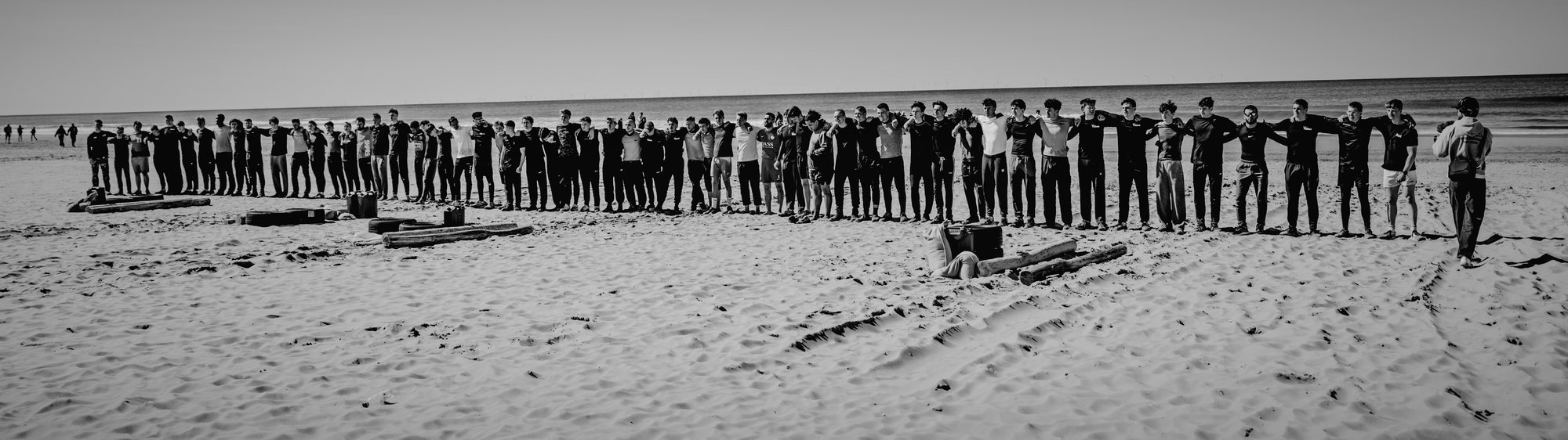 Verbond Atleten gearmd op het strand